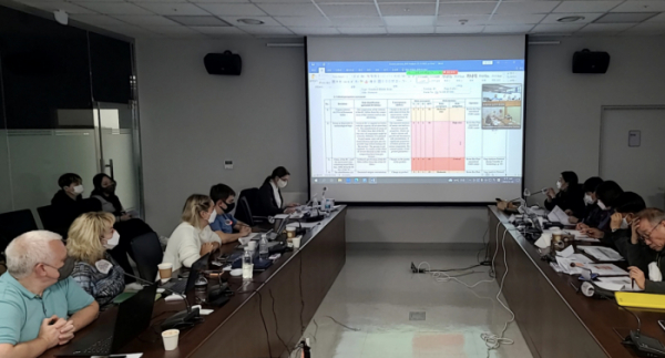 ▲추마코프 연구진과 국내 연구진이 코비힐 기술 이전 회의를 진행하고 있다. (사진 제공=지더블유바이텍)