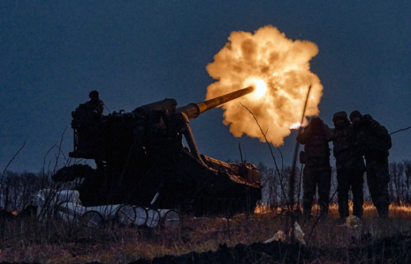 ▲15일(현지시간) 우크라이나 군인들이 도네츠크주 바흐무트 전선에서 러시아 진지를 향해 피온 자주포를 발사하고 있다. 바흐무트(우크라이나)/AP뉴시스