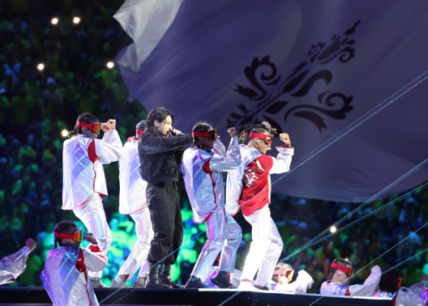 ▲2022 카타르 월드컵 개막 공연을 하고 있는 BTS 정국 (연합뉴스)