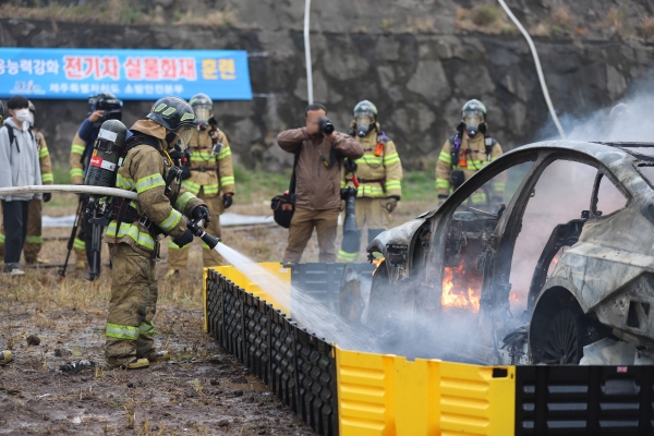 ▲11월 이동식 침수조를 활용한 전기차 실물 화재 훈련 중인 소방대원(뉴시스)

