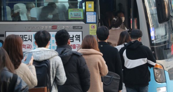 ▲인천시 연수구 송도국제도시 한 버스정류장에서 승객들이 강남역으로 가는 광역버스를 순서대로 타고 있다. (연합뉴스)