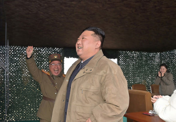 ▲김정은 북한 국무위원장이 지난달 19일 대륙간탄도미사일(ICBM) '화성-17형'을 시찰하고 있다. 평양/UPI연합뉴스