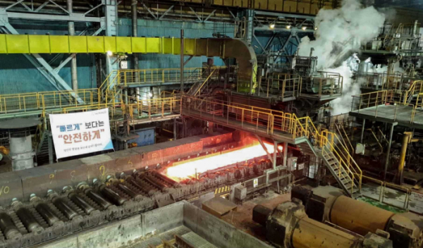 ▲포스코 포항제철소 2열연공장에서 침수 피해 100일 만에 제품이 다시 생산되고 있다. ((사진제공=포스코))