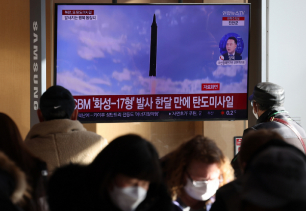 ▲18일 오후 서울역 대합실에서 시민들이 북한 탄도미사일 발사 소식을 전하는 뉴스를 시청하고 있다.  (연합뉴스)