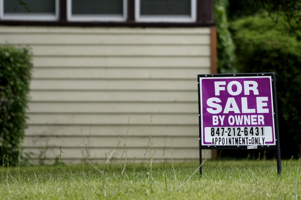 ▲미국 일리노이주 프로스펙트 하이츠의 한 주택에 지난해 7월 10일 판매 공고가 세워져 있다. 프로스펙트 하이츠(미국)/AP뉴시스
