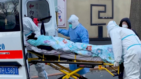 ▲13일 중국 베이징 차오양 병원에서 의료진이 한 환자를 발열진료소로 옮기고 있다. 베이징/로이터연합뉴스 