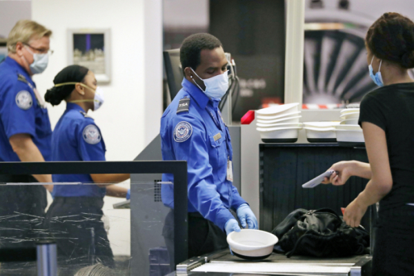 ▲미국 교통안전청(TSA) 직원들이 2020년 5월 워싱턴주 시애틀타코마 국제공항 보안검색대에서 마스크를 착용한채 항공기 탑승객 소지품 검사를 하고 있다. AP뉴시스