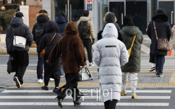 ▲서울 아침 최저기온이 영하 13도까지 떨어지는 등 매서운 추위가 이어진 19일 오전 서울 강남대로 인근에서 두터운 옷을 입은 시민들이 발걸음을 재촉하고 있다. (조현호 기자 hyunho@)