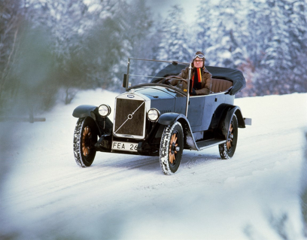 ▲1년의 절반이 겨울인 스웨덴에서는  험난한 지형과 혹독한 기후를 견뎌낼 수 있는 안전한 차를 만들어 왔다. 볼보 최초의 차 ÖV4(Open wagon/ Vehicle 4)의 모습. 일명 '야곱'이다.  (출처=볼보글로벌미디어)