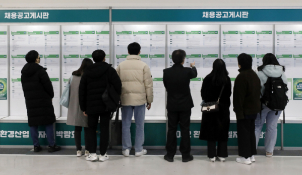 ▲서울 양재동 한국농수산식품유통공사에서 열린 2022 환경산업 일자리 박람회를 찾은 시민들이 채용공고 게시판을 살펴보고 있다. (뉴시스)