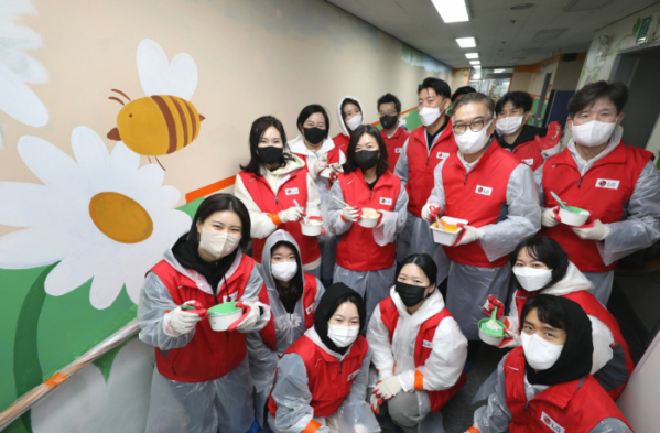 ▲벽화 그리기 봉사활동에 참가한 LG유플러스 임직원들 모습.  (사진제공=LG유플러스)