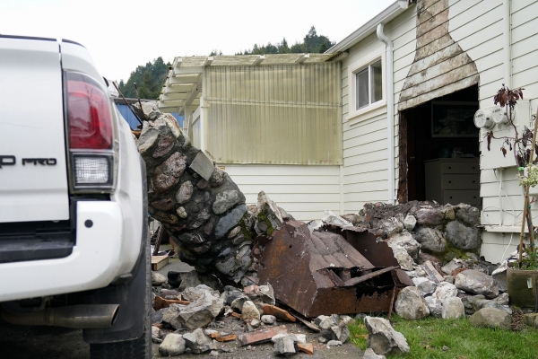 ▲미국 캘리포니아주 리오 델의 한 주택에서 20일(현지시간) 지진으로 벽이 무너져 내렸다. 리오 델(미국)/AP뉴시스
