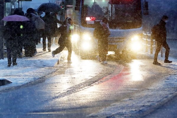 ▲중부 지방을 중심으로 많은 눈이 내린 21일 오전 서울 명동성당 사거리에서 시민들이 출근하고 있다.(뉴시스)
