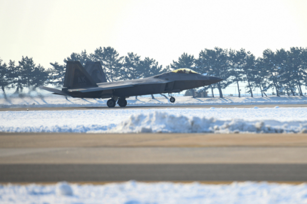▲20일 한미 연합공군훈련을 위해 한반도 인근에 전개한 미국 F-22 전투기가 군산기지에 착륙하고 있다.  (연합뉴스)