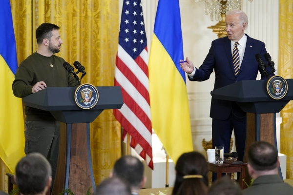 ▲볼로디미르 젤렌스키(왼쪽) 우크라이나 대통령과 조 바이든 미국 대통령이 21일(현지시간) 백악관에서 공동 기자회견을 하고 있다. 워싱턴D.C./AP뉴시스
