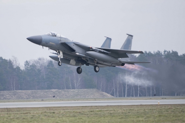 ▲폴란드 라스크 공군기지에서 2월 15일 미군 F-15 전투기가 발진하고 있다. 라스크(폴란드)/AP뉴시스
