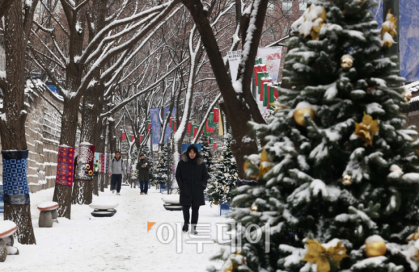 ▲서울 중구 덕수궁 돌담길에 쌓인 눈 사이로 시민들이 발걸음을 옮기고 있다. 신태현 기자 holjjak@