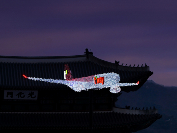 ▲‘2022 서울 빛초롱’에 설치된 티웨이항공 항공기 조형물. (사진제공=티웨이항공)