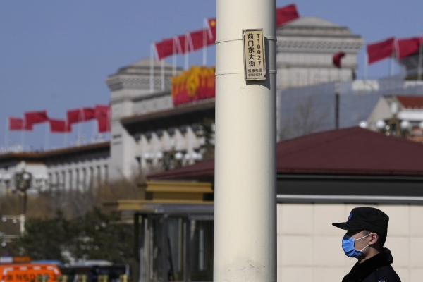 ▲중국 공안이 3월 4일 톈안먼 인근에서 경계 근무를 서고 있다. 베이징/AP뉴시스
