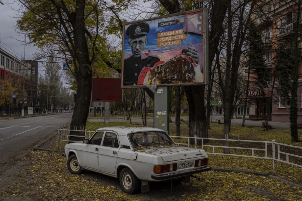 ▲지난달 23일(현지시간) 우크라이나 남부 헤르손의 한 마을에 러시아가 세운 광고판 일부가 찢겨 있다. 광고판에는 “헤르손 시민들은 러시아를 자랑스럽게 생각한다”는 글귀가 쓰여져 있다. 헤르손/AP뉴시스 
