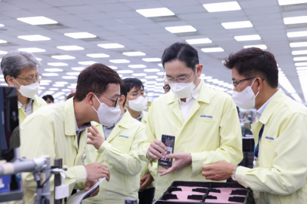 ▲이재용 삼성전자 회장이 22일 베트남 하노이 인근의 삼성전자 법인(SEV)을 방문해 스마트폰 생산 공장을 점검하고 있다.  (제공=삼성전자)