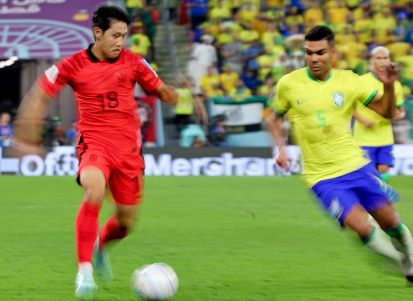 ▲2022 카타르 월드컵 브라질과 16강전에서 돌파를 시도 중인 이강인(연합뉴스)

