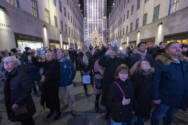 ▲뉴욕 록펠러 센터 앞에 8일 시민들이 마스크 착용 없이 쇼를 관람하고 있다. 뉴욕(미국)/AP뉴시스
