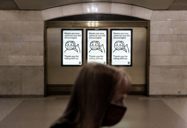 ▲미국 그랜드 센트럴 터미널에 15일 시민 너머로 마스크 착용을 권고하는 홍보물이 보인다. 뉴욕(미국)/EPA연합뉴스