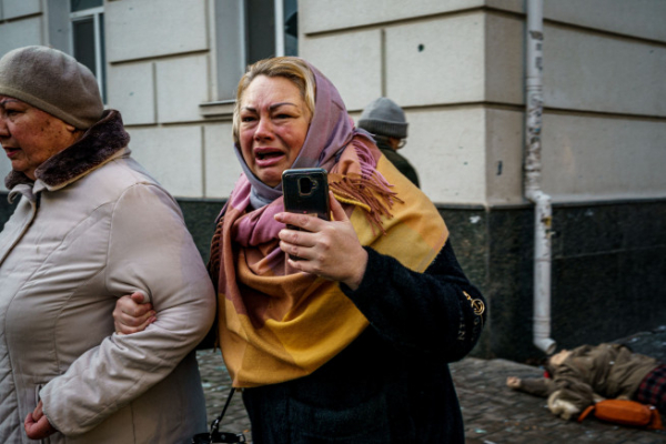 ▲24일(현지시간) 우크라이나 헤르손에서 러시아 포격에 시민들이 대피하고 있다. 헤르손(우크라이나)/AFP연합뉴스