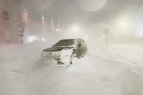 ▲미국 뉴욕주 버펄로에서 25일(현지시간) 눈 덮인 차량이 길거리에 세워져 있다. 뉴욕(미국)/AP뉴시스
