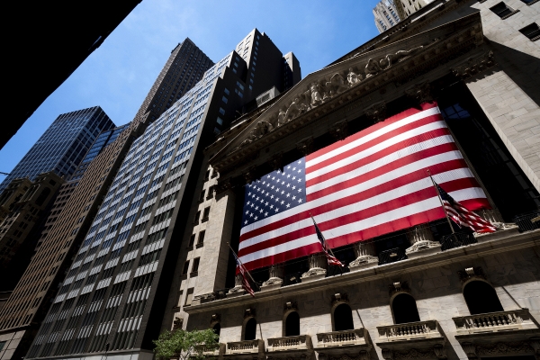 ▲뉴욕증권거래소(NYSE) 앞에 6월 29일 성조기가 걸려 있다. 뉴욕(미국)/AP뉴시스
