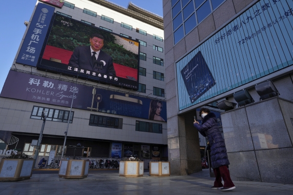 ▲중국 수도 베이징의 중심 번화가 왕푸징 거리가 6일 한산한 가운데 한 행인이 대형 모니터로 나오는 시진핑 중국 국가주석의 연설을 핸드폰으로 촬영하고 있다. 베이징/신화뉴시스
