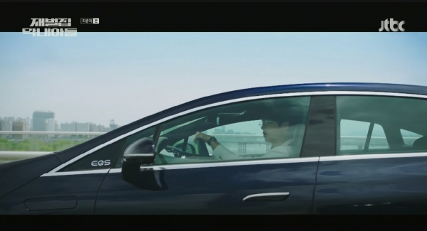 ▲드라마 ‘재벌집 막내아들’에서 배우 송중기가 벤츠의 전기차를 운전하고 있다(JTBC ‘재벌집 막내아들’ 캡처)
