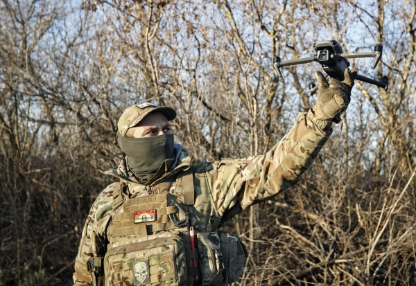 ▲우크라이나 군인이 4일 도네츠크 지역에서 드론을 날리고 있다. 도네츠크(우크라이나)/AP연합뉴스 
