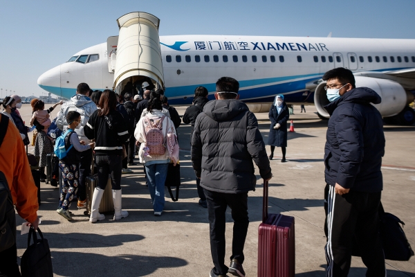 ▲샤먼 가오치 국제공항에서 26일 승객들이 베이징행 비행기로 갈아타고 있다. 샤먼(중국)/EPA연합뉴스
