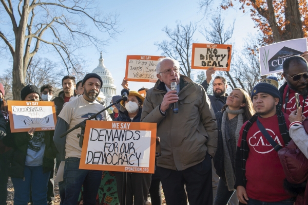 ▲버니 샌더스 미국 상원 의원이 13일 이민자 단체와 시위하고 있다. 워싱턴D.C./AP뉴시스
