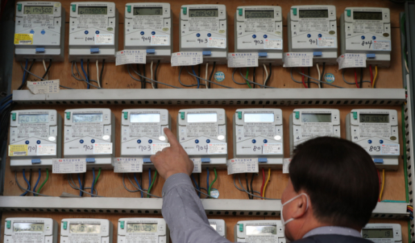 ▲12일 오전 서울 시내 한 건물의 가정용 전기 계량기 모습. 한국전력은 올해 사회적 거리두기 해제에 따라 산업용·일반용 전력 수요가 증가해 전력거래량이 역대 최대를 기록할 것으로 전망된다고 밝혔다. (뉴시스)