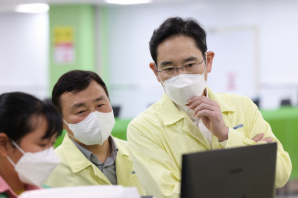 ▲이재용 삼성전자 회장이 22일 베트남 하노이 인근의 삼성전자 법인(SEV)을 방문해 스마트폰 생산 공장을 점검하는 모습. (사진제공=삼성전자)