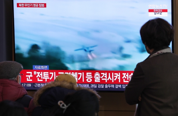 ▲26일 서울역 대합실에서 시민들이 북한 무인기 영공 침범과 관련된 뉴스를 시청하고 있다.(연합뉴스)
