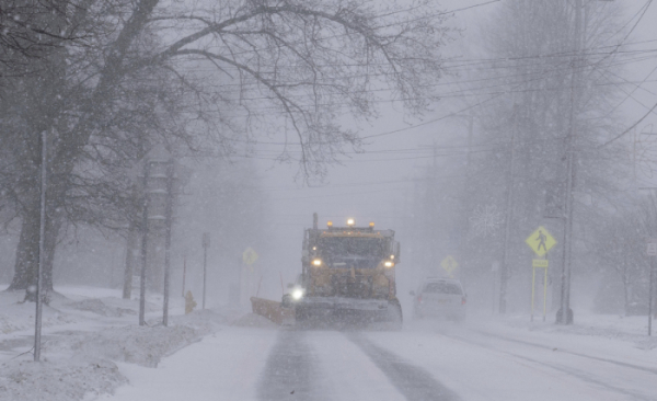 ▲미국 뉴욕주 이리카운티 스프링빌에 23일(현지시간) 폭설이 내리는 가운데 제설차량이 도로의 눈을 치우고 있다. 스프링빌/AP뉴시스