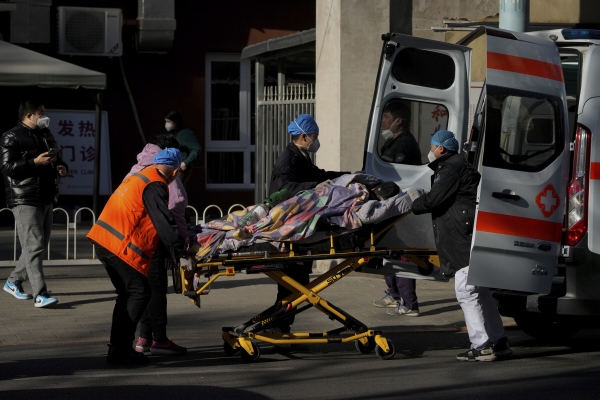 ▲들것에 실려 중국 베이징의 한 발열 전담 병원에 내리고 있는 환자(AP 뉴시스)
