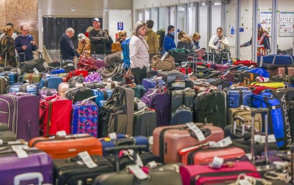 ▲미국 루이지애나 켄너시의 루이암스트롱뉴올리언스 국제공항에서 여행객들이 사우스웨스트항공 결항에 쌓여져 있는 수하물들에서 자신의 짐을 찾고 있다. 켄너(미국)/AP연합뉴스 
