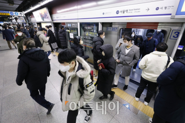 ▲서울시가 내년 4월을 목표로 서울 지하철, 시내버스, 마을버스 요금을 최소 300원 이상 올린다. 조현호 기자 hyunho@