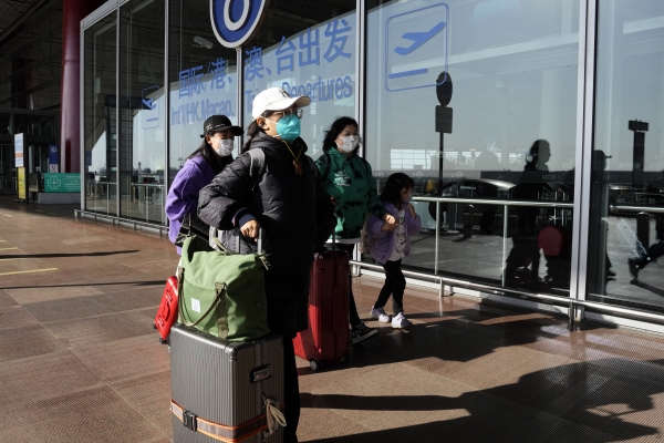 ▲중국 베이징 국제공항 터미널에서 13일 탑승객들이 마스크를 착용한 채 이동하고 있다. 베이징/AP뉴시스
