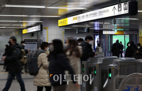 ▲정부는 전기·가스요금 인상 계획을 이번 주에 발표할 예정인 가운데 서울 지하철과 버스 요금 또한 내년부터 최소 300원씩 인상될 예정이다.   신태현 기자 holjjak@