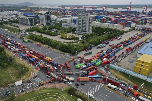 ▲중국 난징항 앞 도로가 10월 27일 컨테이너 트럭들로 막혀 있다. 난징(중국)/AP뉴시스
