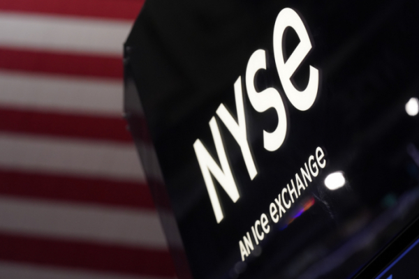 ▲미국 뉴욕증권거래소(NYSE)에서 미국 국기를 배경으로 NYSE 로고가 보인다. 뉴욕/AP연합뉴스