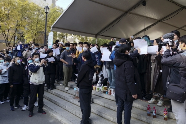 ▲중국 베이징 칭화대에서 11월 27일 학생들이 당국의 ‘제로 코로나’ 정책에 항의하는 ‘백지 시위’를 벌이고 있다. 베이징/AP뉴시스

