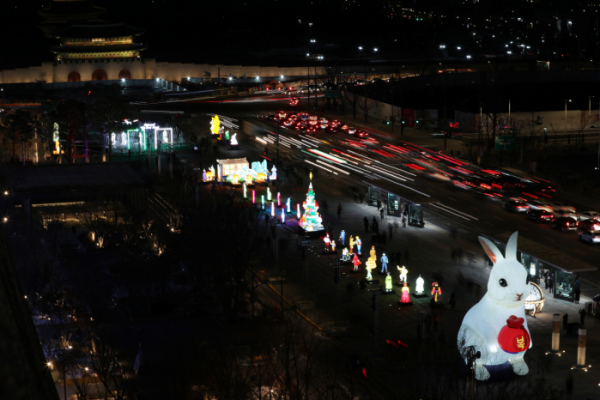 ▲19일 밤 서울 종로구 광화문광장에서 2022 서울 빛초롱과 서울라이트 광화가 동시에 개최되고 있다.  (뉴시스)