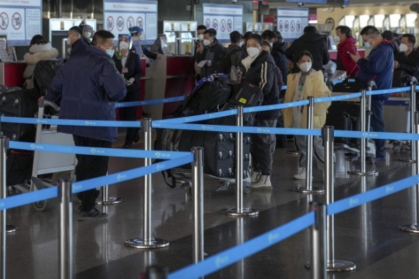 ▲29일 중국 베이징수도국제공항 국제선 탑승수속 카운터에 사람들이 줄을 서 기다리고 있다. 베이징/AP뉴시스
